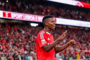 英媒：埃弗顿和伯恩利将与那不勒斯竞争本菲卡中场弗洛伦蒂诺